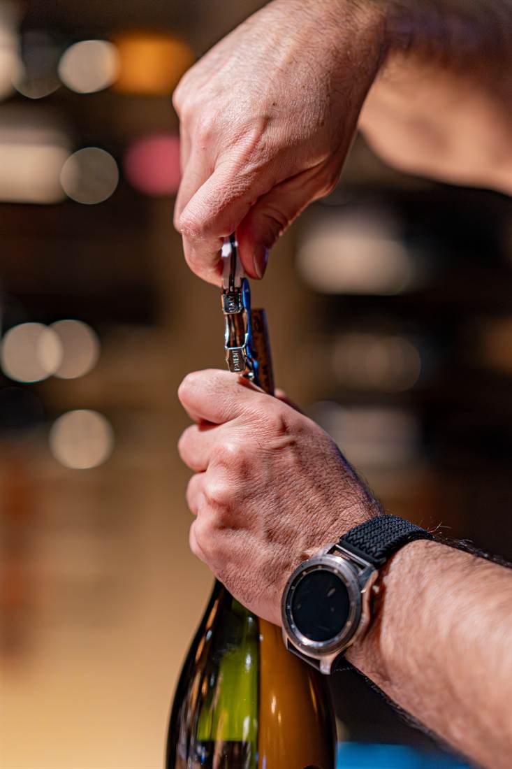 Service d'une bouteille lors d'une dégustation