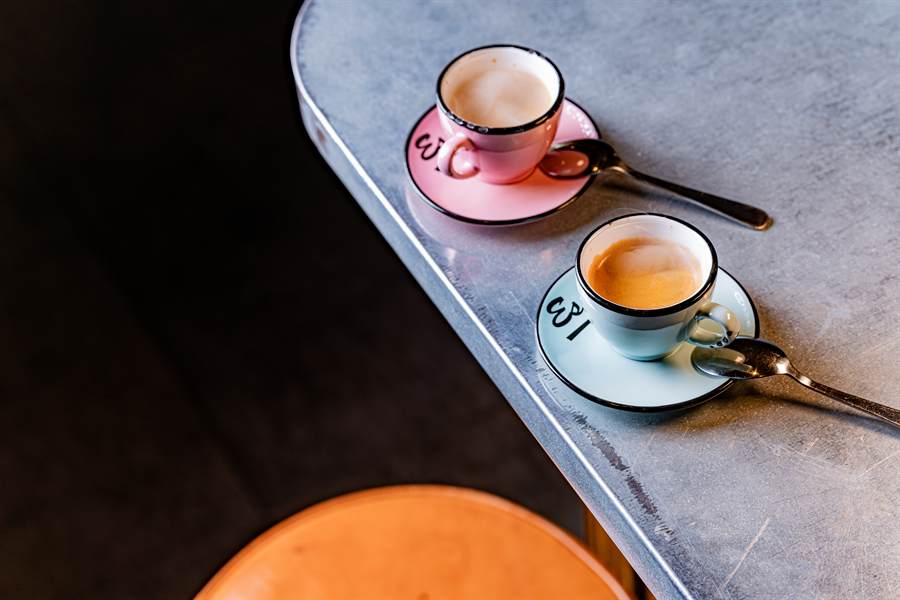 Deux cafés servis au bar