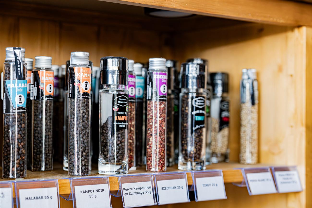 Épices et condiments en tubes sur les rayonnages de l'épicerie