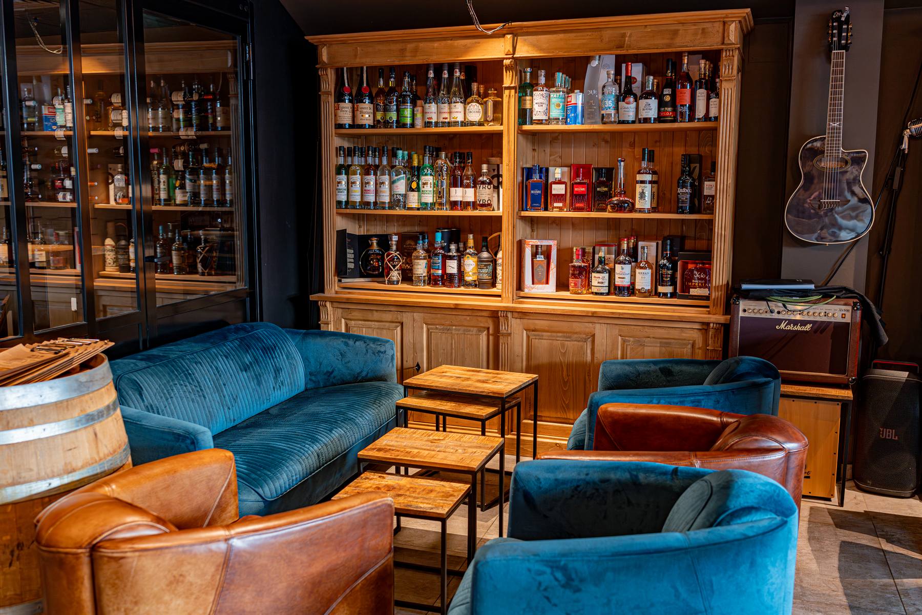 Le salon cosy du Nabu, fauteuils en cuir et lumière tamisée