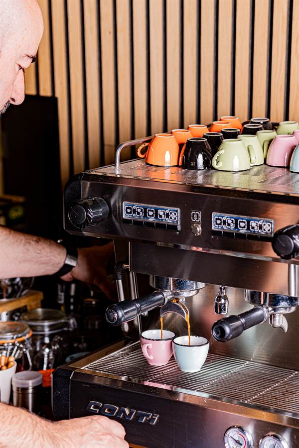 Préparation d'un café au comptoir