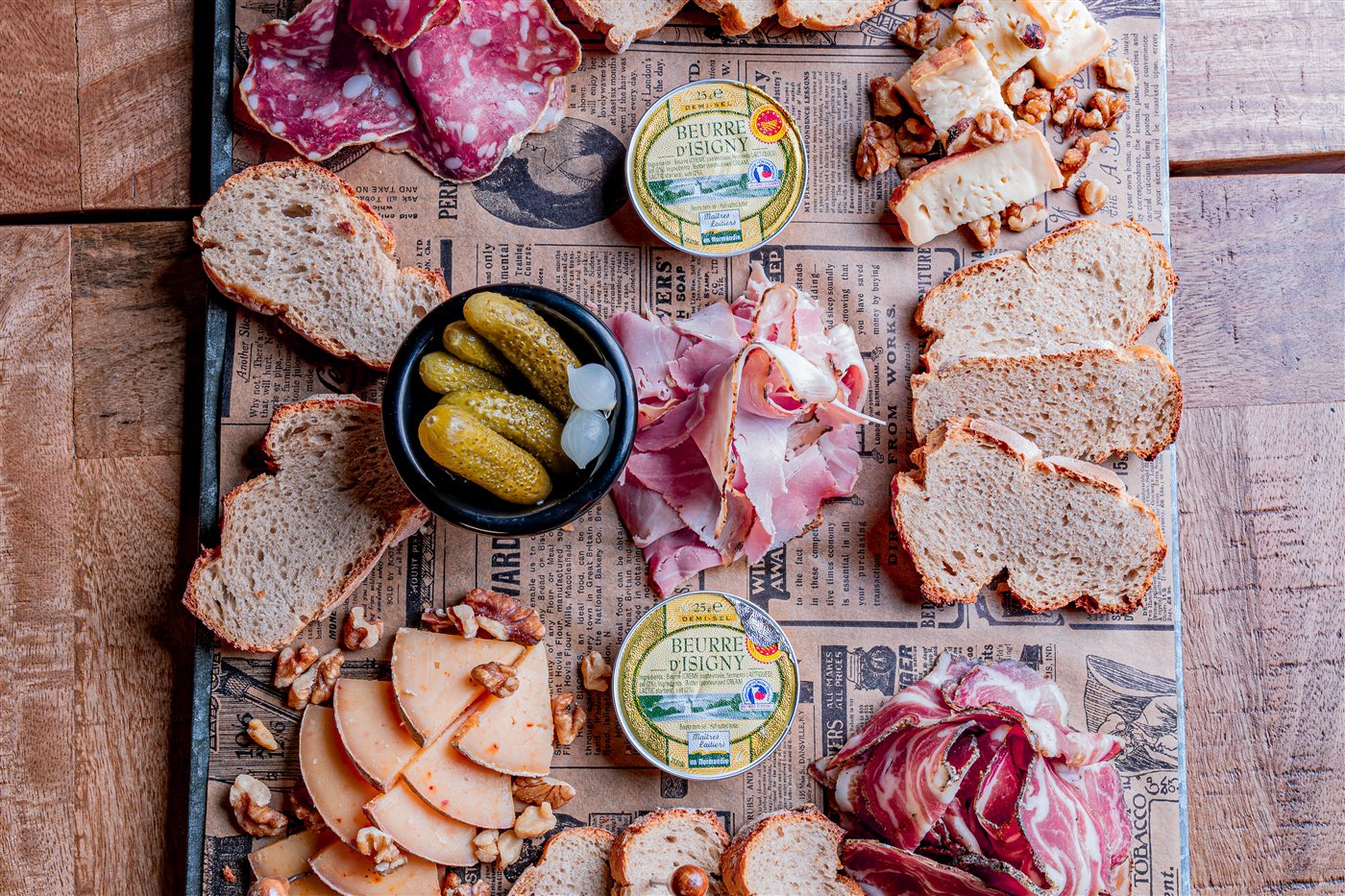 Planche mixte vue de dessus, charcuteries, fromages, beurre et pickles