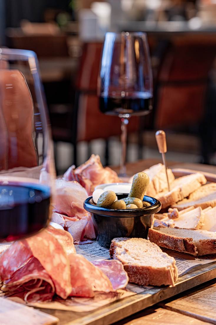 Planche à partager accompagnée d'un verre de vin rouge