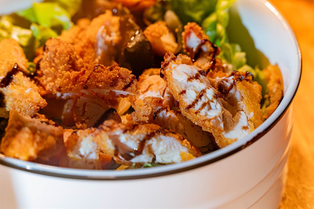 Salade Caesar au poulet pané et copeaux de parmesan
