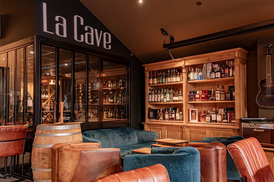 Le salon de la cave et ses fauteuils en cuir